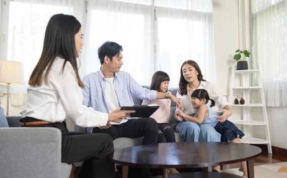 Family meeting and discussion with therapist